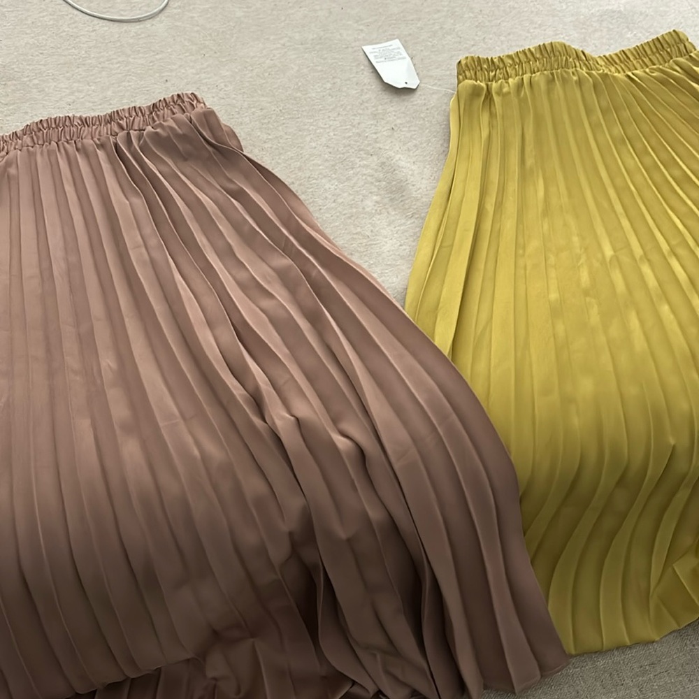 Ladies size Large pleated skirts